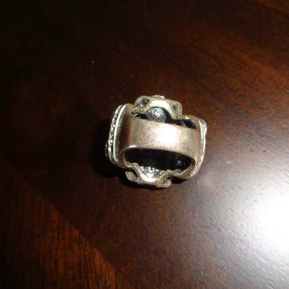 Big ring with faux crystals- costume jewelry - Picture 8 of 12